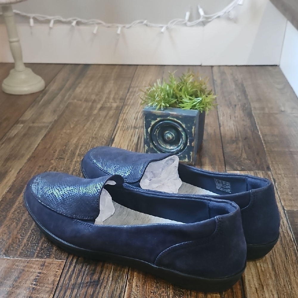 Clarks Cloudsteppers Women's Navy Blue Embossed Suede Slip On‎ Flats - Picture 9 of 11
